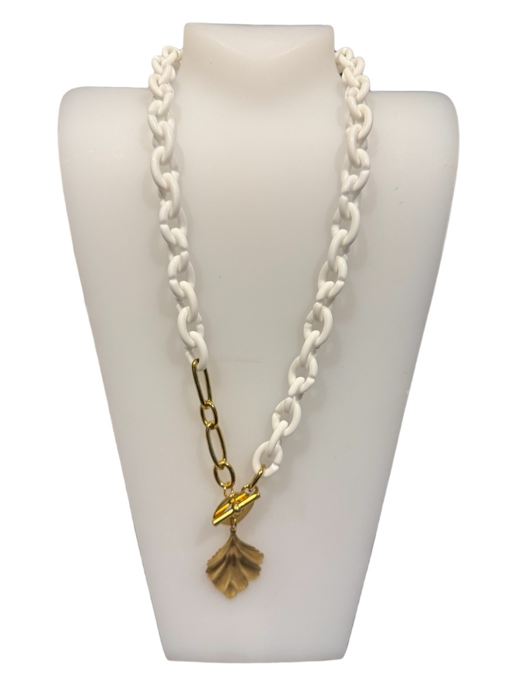 NWOT! Plunder Talia White & Gold Chain Link Leaf Pendant Necklace